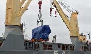 Wärtsilän laivamoottoria nostetaan laivasta
